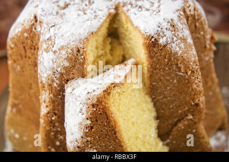 Pandoro: Traditionelle italienische Weihnachtskuchen mit Kopie Raum Stockfoto