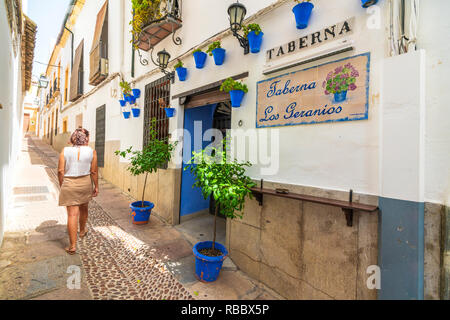Frau in der Alten Gasse von calleja De Las Flores, Cordoba, Andalusien, Spanien Stockfoto