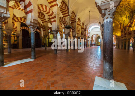 Dekorierten Torbögen und Säulen im maurischen Stil, Mezquita-Catedral (Große Moschee von Cordoba), Cordoba, Andalusien, Spanien Stockfoto