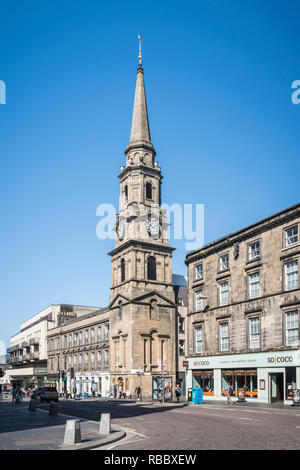 Ein Kirchturm und Uhrturm an der High Street in der Innenstadt von Inverness, Schottland, Großbritannien, Europa. Stockfoto