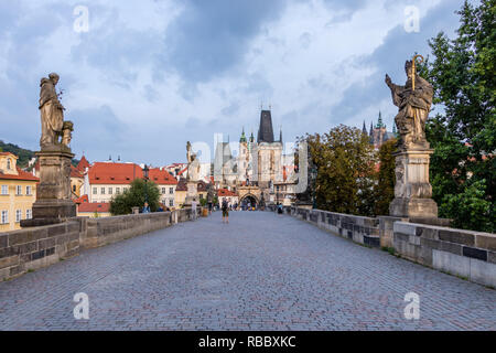 Prag, Tschechische Republik - 25. August 2018: Ein Märchen von der Charles Brücke des historischen Zentrums von Prag, Tschechische Republik Stockfoto