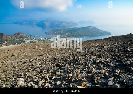 Panoramablick auf das Luftbild von Lipari und Vulcanello vom oberen Rand der Krater von Vulcano Island, Äolische Inseln, Sizilien, Italien Stockfoto