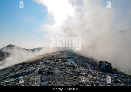 Rauch und Dampf aus dem Krater des Vulkan auf der Insel Vulcano Äolischen Inseln, Sizilien, Italien Stockfoto