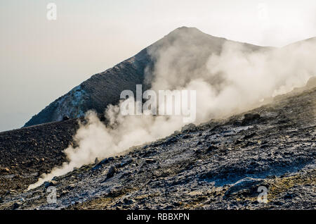 Rauch und Dampf aus dem Krater des Vulkan auf der Insel Vulcano Äolischen Inseln, Sizilien, Italien Stockfoto