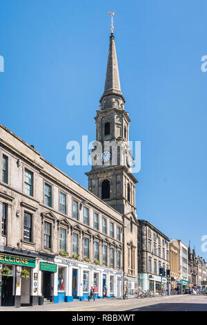 Ein Kirchturm und Uhrturm an der High Street in der Innenstadt von Inverness, Schottland, Großbritannien, Europa. Stockfoto