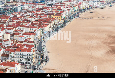 Nazaré, Portugal. 26. Dezember 2018. Strandpromenade Avenue von Nazaré, mit Weihnachtsbeleuchtung, Autos und Menschen an der Strandpromenade entlang bummeln. Stockfoto