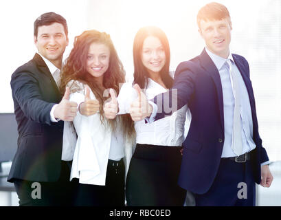 Triumphierend Business Team holding Daumen hoch Stockfoto