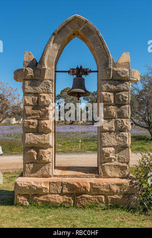 NIEUWOUDTSVILLE, SÜDAFRIKA, 29. AUGUST 2018: Glockenturm und Glocke der Niederländischen Reformierten Kirche in Nieuwoudtville in der Northern Cape Provinz Stockfoto