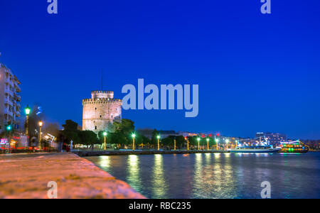 Blick auf den Weißen Turm von Thessaloniki ist ein Denkmal und Museum an der Küste von Thessaloniki, der Hauptstadt der Region Mazedonien in Nord Stockfoto