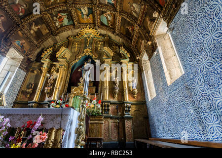 Detail der wichtigsten Kapelle mit einem herrlichen Altaraufsatz, bemalte Kassettendecke und die Wände in traditionellen blau-weißen Fliesen bedeckt, der Kirche Stockfoto