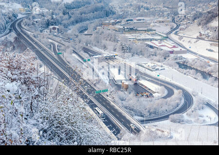 Frischer Schnee auf der Autobahn Anschluss der brennerautobahn in Klausen, Italien Stockfoto