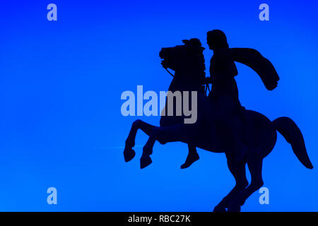 Statue des berühmten König Alexander der Große in der Nacht, im Hafen von Thessaloniki Griechenland Stockfoto
