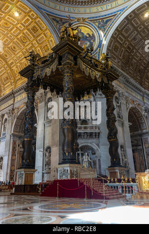 Rom, Italien, 11. November 2018: Innenansicht der Basilika von Sankt Peter im Vatikan. Stockfoto