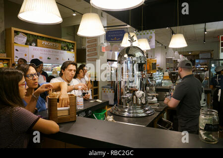 Eine Espresso Bar in Eataly, der italienische Markt im Flatiron District. Manhattan, New York City, USA. Stockfoto