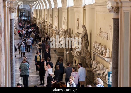 Rom, Italien, 09. November 2018: Touristen herum gehen und Fotos, die in den Vatikanischen Museen nehmen Stockfoto