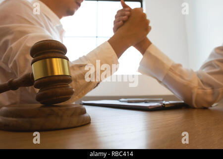 Rechtsanwalt argumentieren, Konflikt mit Client. irrationale Vereinbarung. Stockfoto