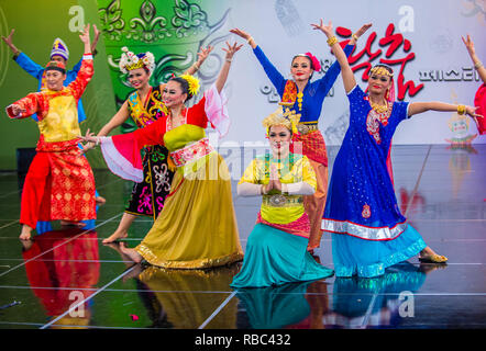 Tänzerinnen aus Anak Seni asia Dance Groupe aus Malaysia treten auf dem Maskdance Festival in Andong Südkorea auf Stockfoto