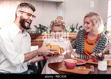 Nette Mädchen freuen sich Geburtstag Stockfoto