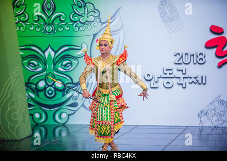 Thailändische Tänzerin, die den traditionellen Thai-Khon-Tanz auf dem Maskentanzfestival in Andong Südkorea vorführt Stockfoto