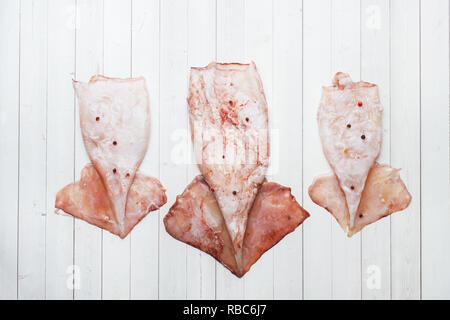 Raw squid Karkasse mit Gewürzen und Zitrone zum Kochen auf dem Tisch bereit Stockfoto