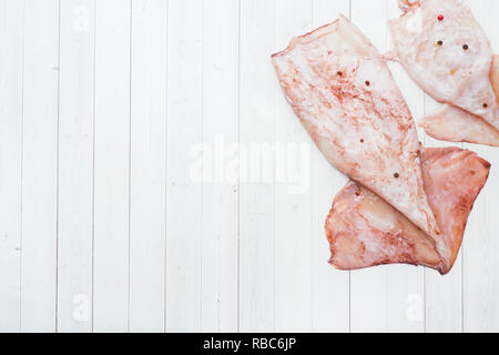 Raw squid Karkasse mit Gewürzen und Zitrone zum Kochen auf dem Tisch bereit Stockfoto