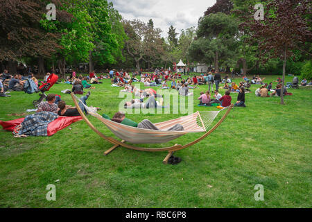 Wien Park Sommer, Blick auf die Wiener Bevölkerung am Sonntag Nachmittag im Stadtpark in Wien, Wien, Österreich. Stockfoto