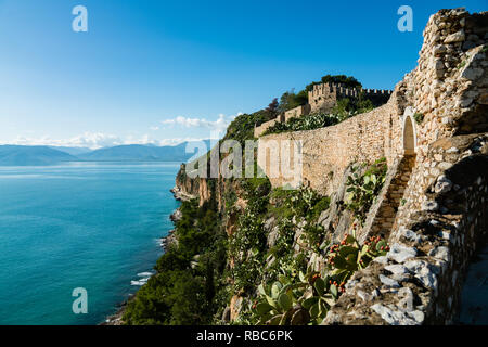 Nafplio, Griechenland. Blue Ski Landschaften, Ruinen, wild lebende Tiere am und in der Nähe der Arvanitias und Festung Palamidi im Dezember 2018 Stockfoto