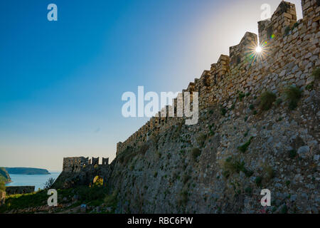 Nafplio, Griechenland. Blue Ski Landschaften, Ruinen, wild lebende Tiere am und in der Nähe der Arvanitias und Festung Palamidi im Dezember 2018 Stockfoto