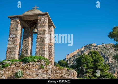 Nafplio, Griechenland. Blue Ski Landschaften, Ruinen, wild lebende Tiere am und in der Nähe der Arvanitias und Festung Palamidi im Dezember 2018 Stockfoto