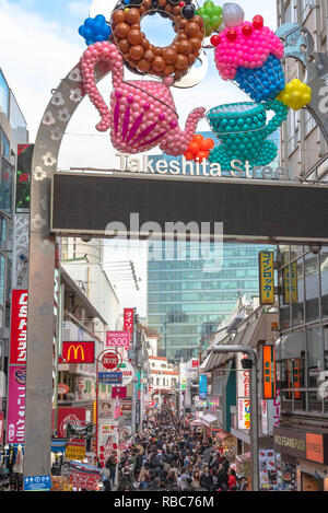 Harajuku Blick auf die Straße. Menschen, meist Jugendliche, Spaziergang durch Takeshita Street, die berühmte Einkaufsstraße mit Boutiquen, Cafés und resta Stockfoto