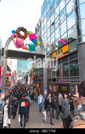 Harajuku Blick auf die Straße. Menschen, meist Jugendliche, Spaziergang durch Takeshita Street, die berühmte Einkaufsstraße mit Boutiquen, Cafés und resta Stockfoto