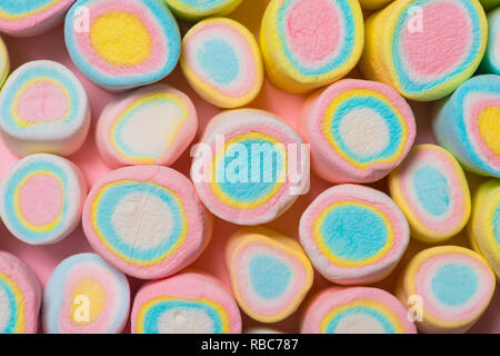 Haufen geschlossen bis Pastell Pink, Gelb, Blau gefärbten Marshmallows für Hintergrund, Textur Stockfoto