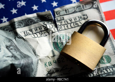 Dollar Bill und Schloss auf dem US-Flagge, US-Regierung Herunterfahren Stockfoto