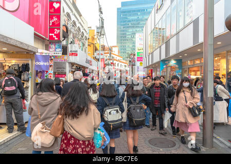 Harajuku Blick auf die Straße. Menschen, meist Jugendliche, Spaziergang durch Takeshita Street, die berühmte Einkaufsstraße mit Boutiquen, Cafés und resta Stockfoto