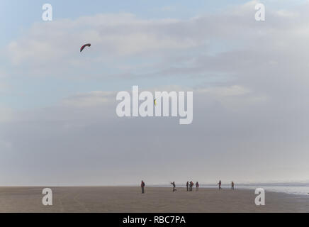 Parafoil Drachen auf Pembrey Strand. Stockfoto