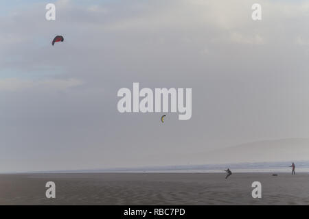 Parafoil Drachen auf Pembrey Strand. Stockfoto