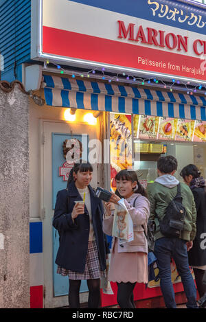 Harajuku Blick auf die Straße. Menschen, meist Jugendliche, Spaziergang durch Takeshita Street, die berühmte Einkaufsstraße mit Boutiquen, Cafés und resta Stockfoto