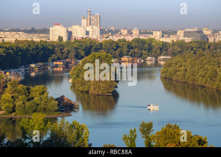Serbien, Belgrad, Blick über den Zusammenfluss von Save und Donau, auf Neue Belgrad Stockfoto