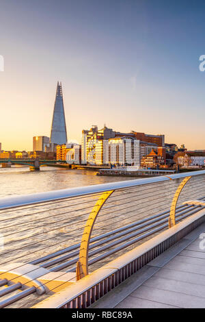 Großbritannien, England, London, Southwark, Der Shard von Millennium Bridge über die Themse. Stockfoto