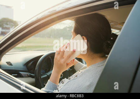 Frau Treiber können Sie über Ihr Mobiltelefon während der Fahrt Auto Stockfoto