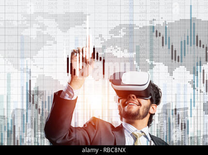 Erleben virtuelle Realität als neues Konzept in Technologien für Unternehmen. Mixed Media Stockfoto