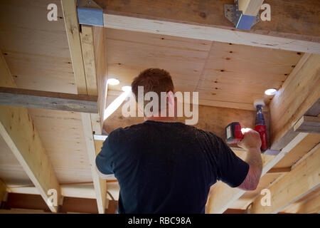 Tischler und Handwerker ein Dach über ein neues Gebäude zu bauen Stockfoto