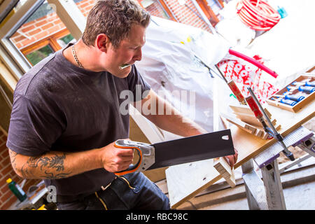 Tischler und Handwerker ein Dach über ein neues Gebäude zu bauen Stockfoto