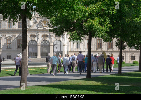 Tour Gruppe Sommer, Besucher zum Schloss Belvedere in Wien Tour seine berühmten Landschaftsgärten, Wien, Österreich. Stockfoto