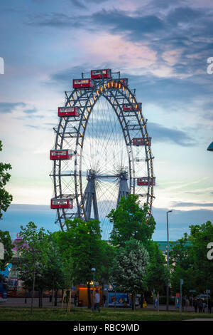 Riesenrad Wien, Aussicht in der Dämmerung des Riesenrad (berühmt im Film 1949 Der dritte Mann) in den Prater in Wien, Wien. Stockfoto