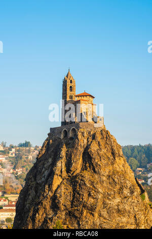 Frankreich, Auvergne-Rhone-Alpes, Haute-Loire, Le Puy-en-Velay. Saint-Michel d'Aiguilhe Kapelle, oben auf dem Felsen gebaut der Rückkehr von der Pilgerreise des Heiligen Jakobus zu feiern. Stockfoto