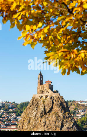 Frankreich, Auvergne-Rhone-Alpes, Haute-Loire, Le Puy-en-Velay. Saint-Michel d'Aiguilhe Kapelle, oben auf dem Felsen gebaut der Rückkehr von der Pilgerreise des Heiligen Jakobus zu feiern. Stockfoto