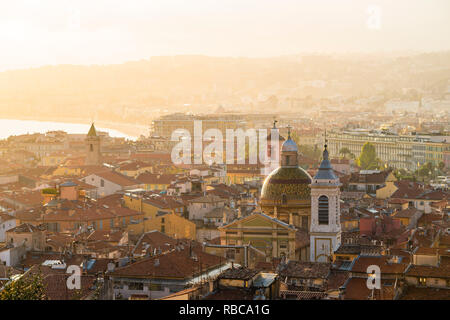 Frankreich, Provence-Alpes-Cote d'Azur, Côte d'Azur, Alpes-Maritimes, Nizza. Stadtbild bei Sonnenuntergang. Stockfoto