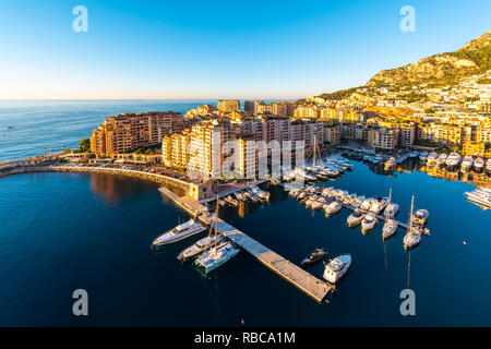Frankreich, Provence-Alpes-Cote d'Azur, Côte d'Azur, Alpes-Maritimes, Fürstentum Monaco. Fontvieille Hafen bei Sonnenaufgang. Stockfoto