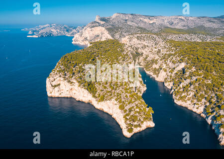Frankreich, Provence-Alpes-Cote d'Azur, Côte d'Azur, Bouches-du-Rhone, Cassis. Calanques National Park. Luftaufnahme Stockfoto